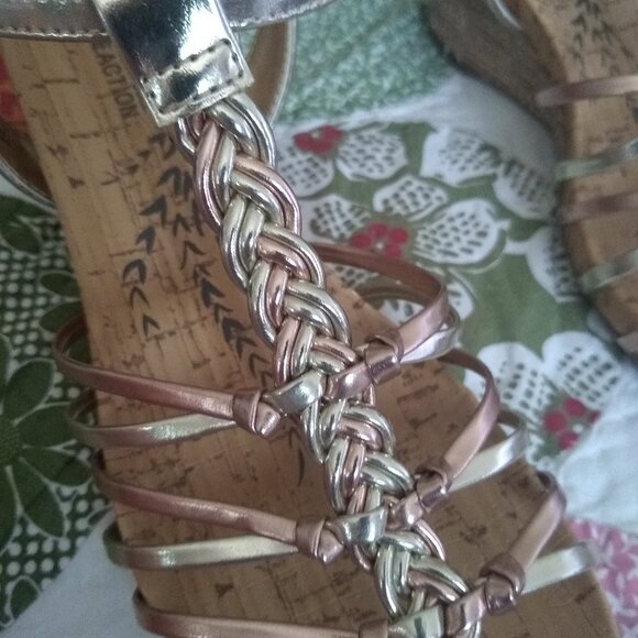 Kenneth Cole Reaction 'Swirl Up' Metallic girls sandals, size 3 - Picture 11 of 11